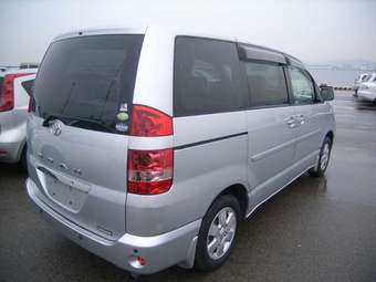 2004 Toyota Noah Images