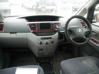 2004 Toyota Noah Pictures