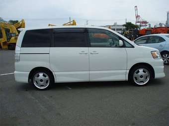 2004 Toyota Noah Pictures