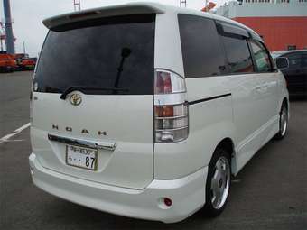 2004 Toyota Noah Pictures