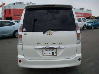 2004 Toyota Noah Photos