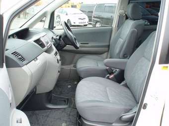 2004 Toyota Noah Pictures