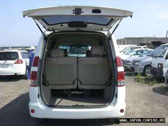 2004 Toyota Noah Photos