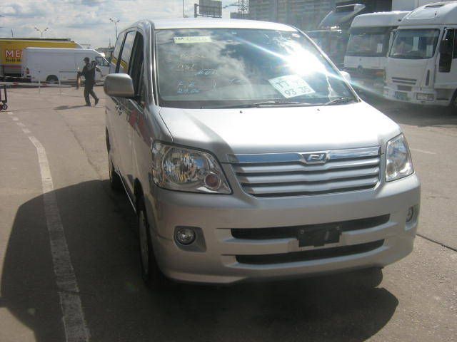 2004 Toyota Noah