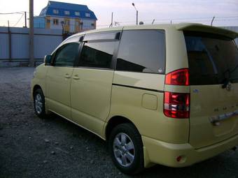 2004 Toyota Noah Pictures