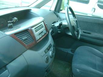 2004 Toyota Noah Pictures