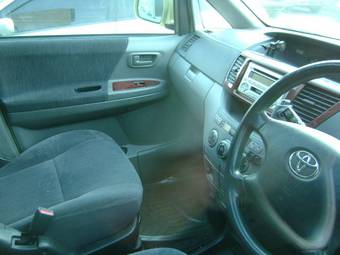 2004 Toyota Noah Photos