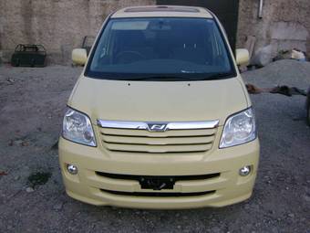 2004 Toyota Noah Photos