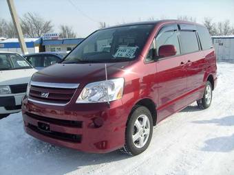 2004 Toyota Noah Photos