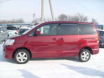 2004 Toyota Noah Pictures