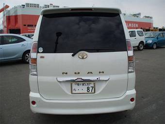 2004 Toyota Noah Images