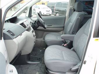 2004 Toyota Noah Pics