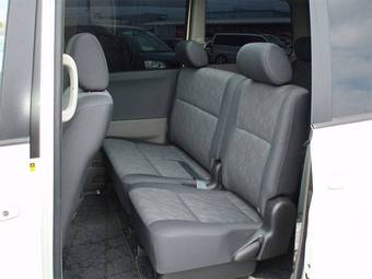 2004 Toyota Noah Pictures