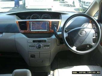 2004 Toyota Noah Pictures