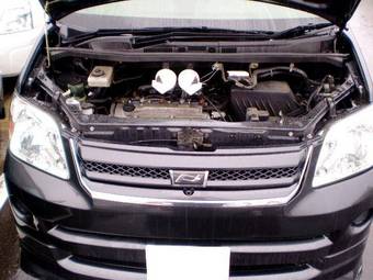 2004 Toyota Noah Photos