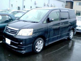 2004 Toyota Noah Pictures