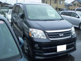 2004 Toyota Noah Photos