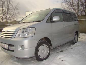 2004 Toyota Noah Photos