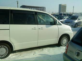 2004 Toyota Noah Pictures