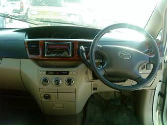 2004 Toyota Noah Photos