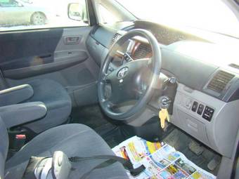 2004 Toyota Noah Photos