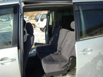 2004 Toyota Noah Photos