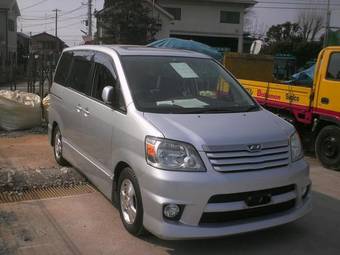 2004 Toyota Noah Photos