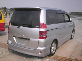 2004 Toyota Noah Photos