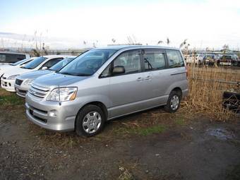 2004 Toyota Noah Pictures