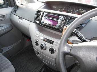 2004 Toyota Noah Photos