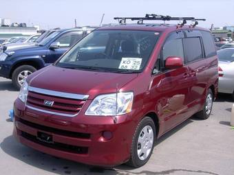 2004 Toyota Noah Photos