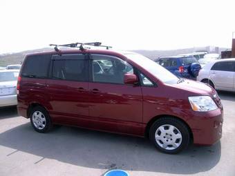 2004 Toyota Noah Pictures