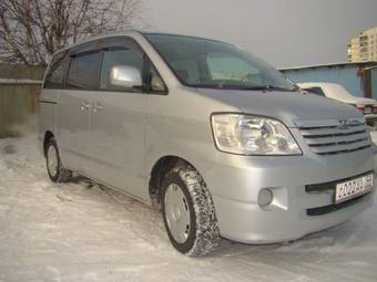 2004 Toyota Noah Images