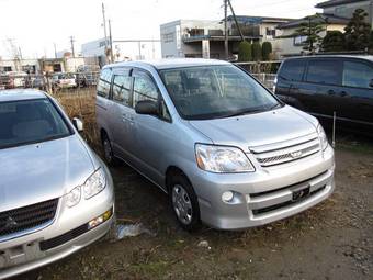 2004 Toyota Noah Pictures