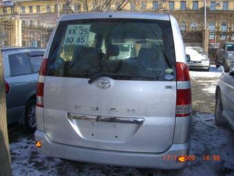 2004 Toyota Noah Photos