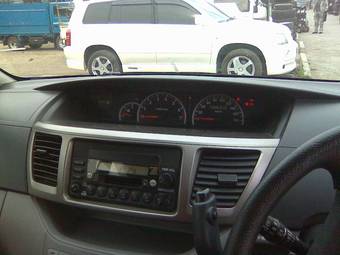 2004 Toyota Noah Pictures