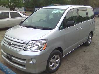 2004 Toyota Noah Photos