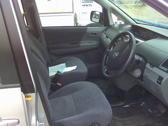 2004 Toyota Noah Photos