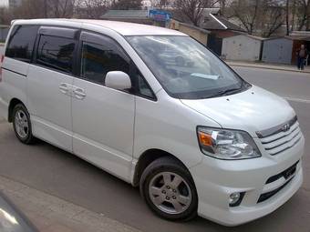 2004 Toyota Noah Pictures