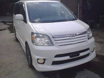 2004 Toyota Noah Photos