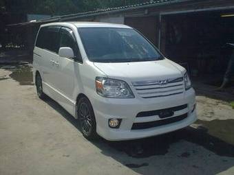 2004 Toyota Noah Pictures