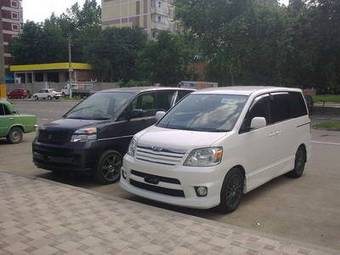 2004 Toyota Noah Photos