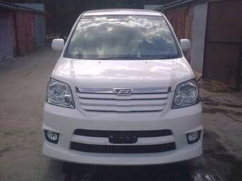 2004 Toyota Noah Pictures