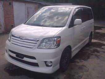 2004 Toyota Noah Photos