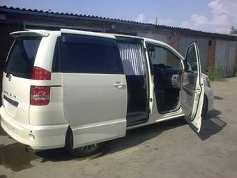 2004 Toyota Noah Images