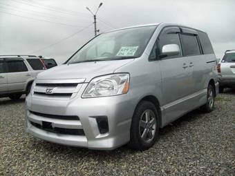 2004 Toyota Noah Photos