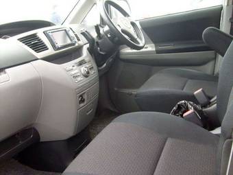 2004 Toyota Noah Pictures