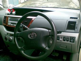 2004 Toyota Noah Pictures