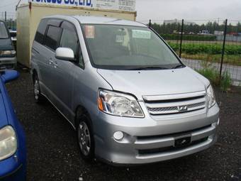 2004 Toyota Noah Pics