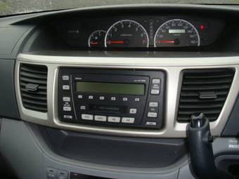 2004 Toyota Noah Pictures